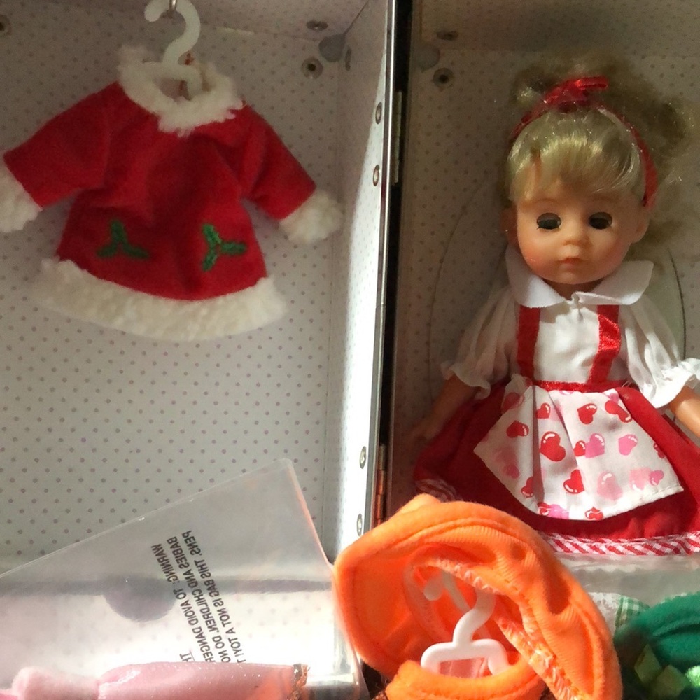 Doll with 8 Outfits and Pink Trunk - Picture 3 of 5
